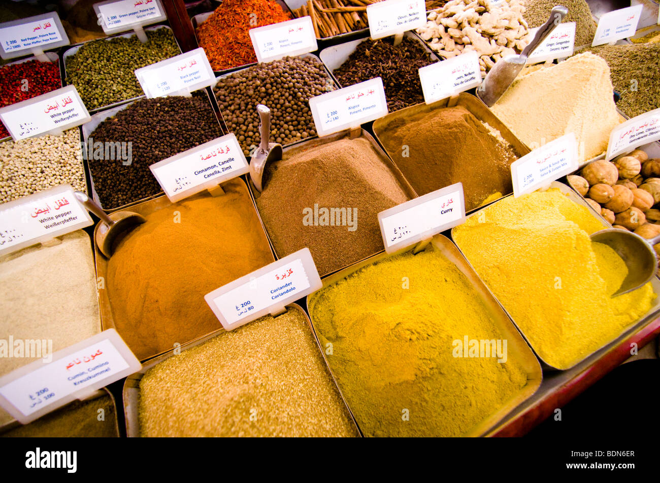 Bunte Gewürze, Kräuter und Gewürze auf dem Display in einem Lieferanten-Shop in den Souk El-Hamidiyeh (Markt) in Damaskus. Stockfoto