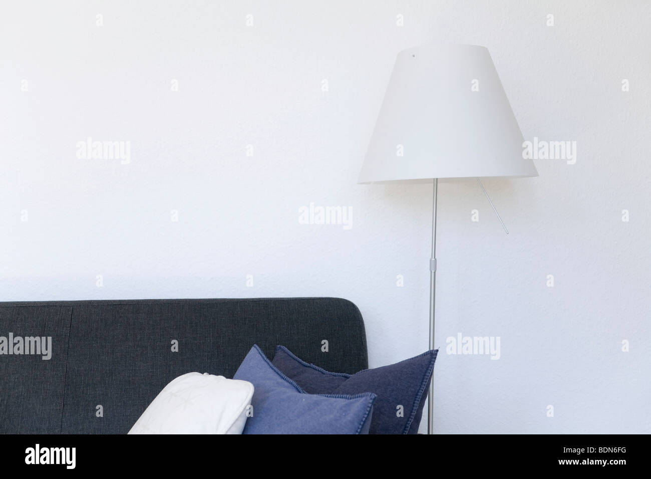 Sofa-Ecke, Kissen und Lampen Stockfoto