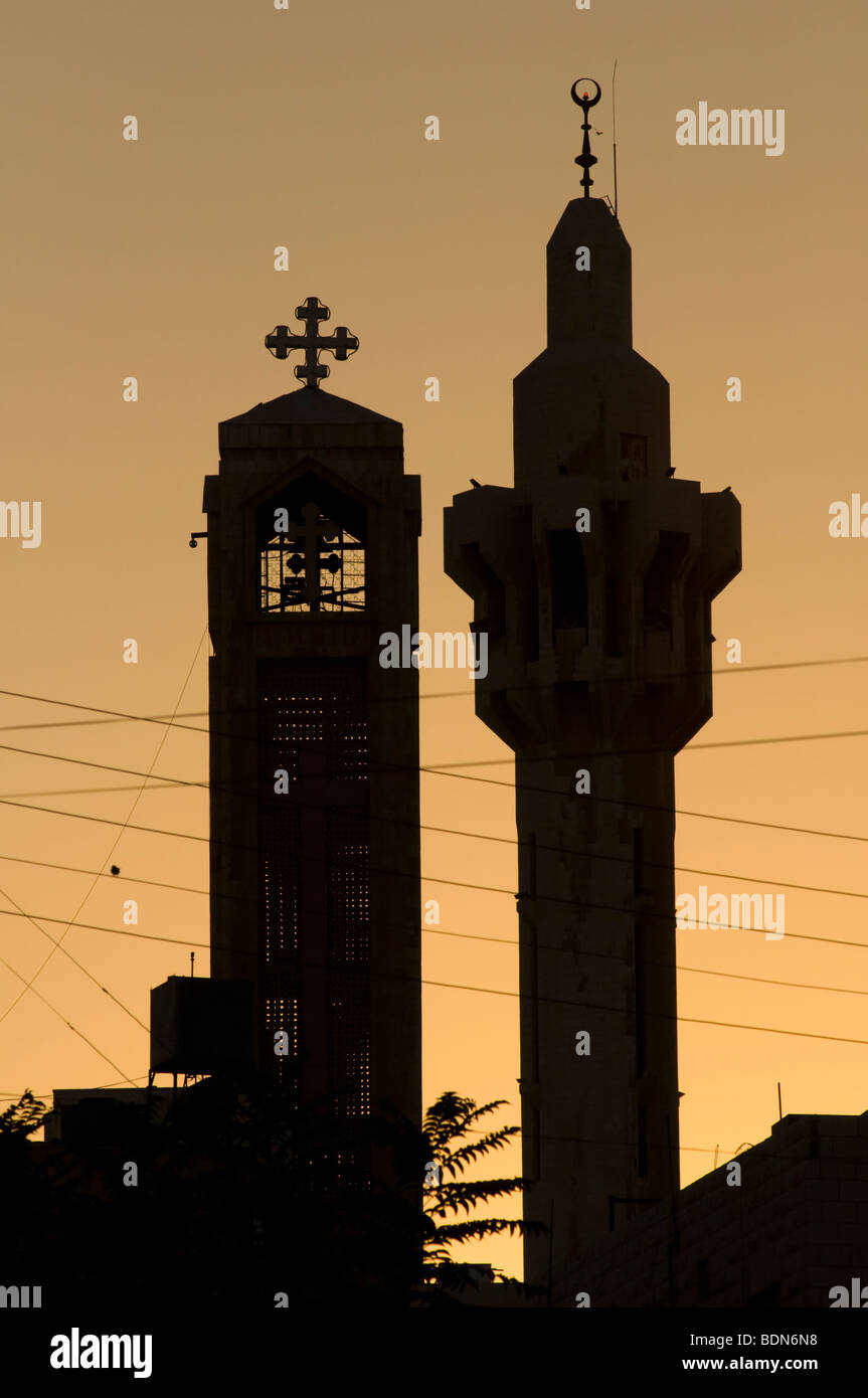 Ein Minarett von König Hussein-Mosque und der Turm von der koptisch-orthodoxen Kirche in Amman Skyline Silhouette. Stockfoto