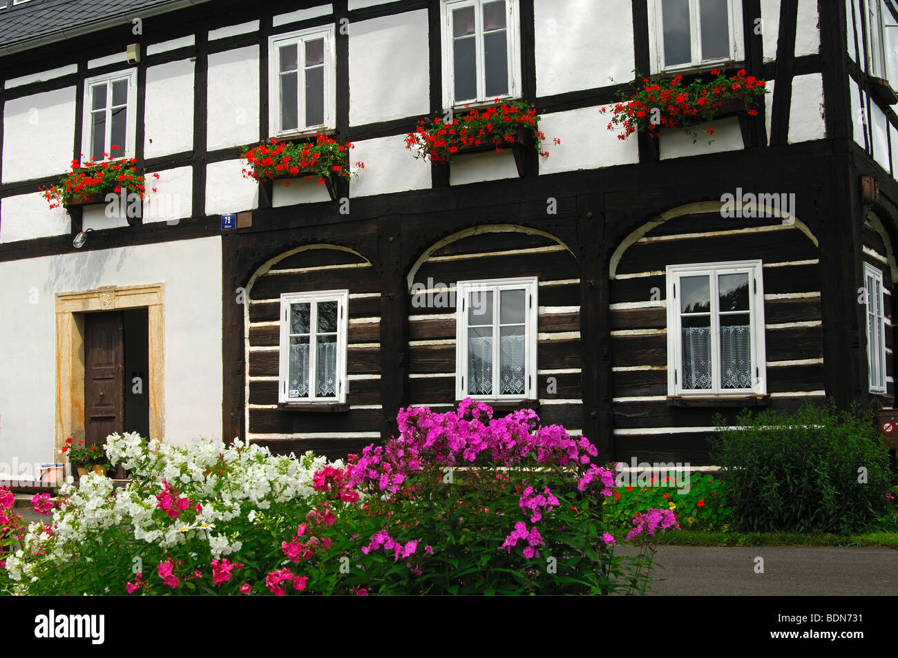 Traditionellen Umgebindehaus, Blockhaus im traditionellen Baustil, Srbská, Böhmen, Tschechische Republik Stockfoto