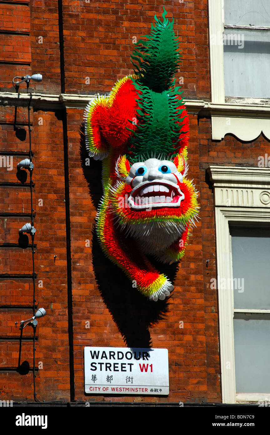 Drachen Figur am Eingang zum Bereich Chinatown, London, Vereinigtes Königreich Stockfoto