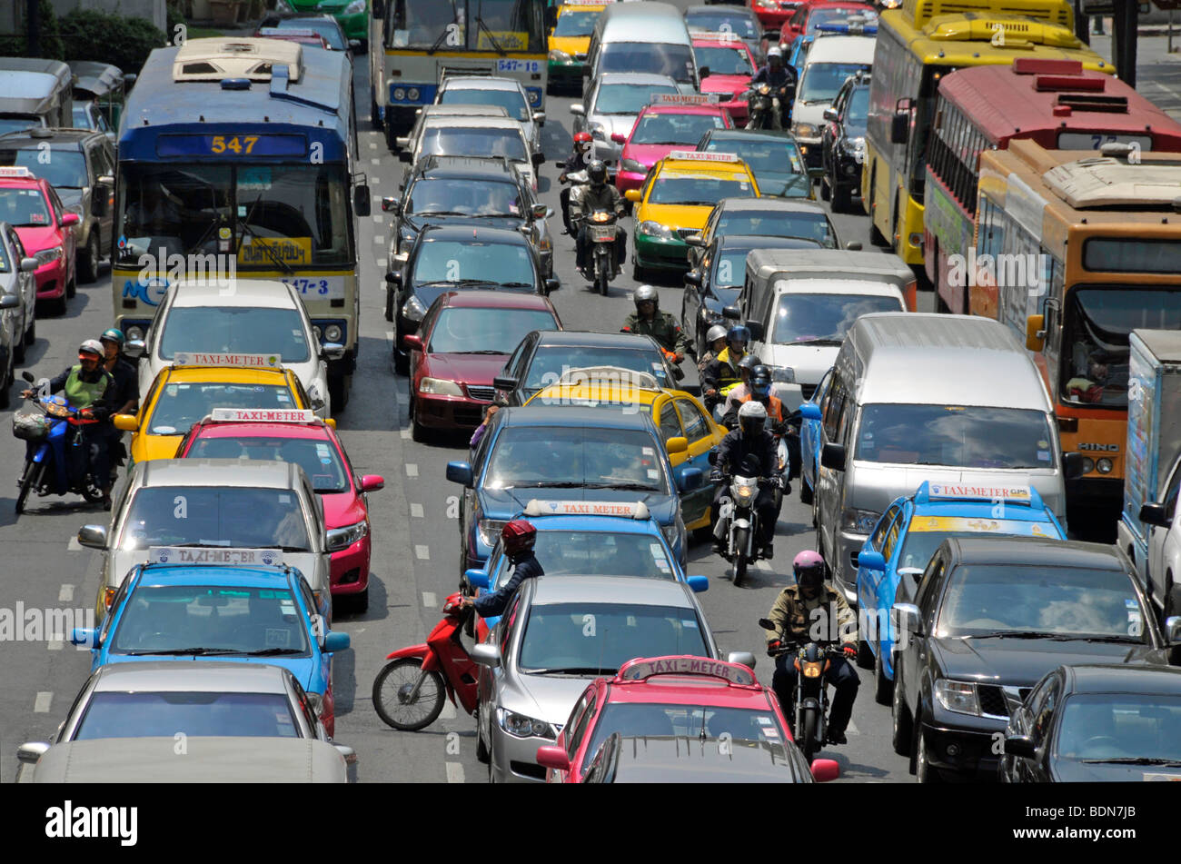 Motorradfahrer, Mopedfahrer und Autos im Verkehr Chaos, Ratchamnoen Klang Road, Bangkok, Thailand, Asien Stockfoto