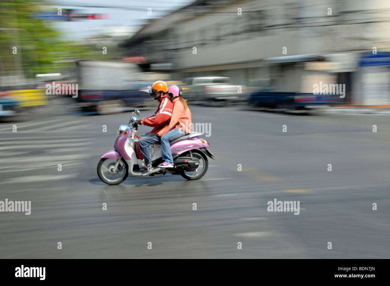 Moped mit Sozius in Verkehrs-Chaos, Ratchamnoen Klang Road, Bangkok, Thailand, Asien Stockfoto