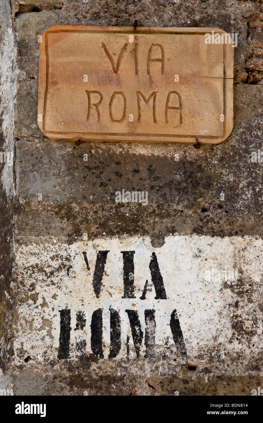 Zwei Zeichen für Via Roma in Forza d'Agro Sizilien Italien Stockfoto