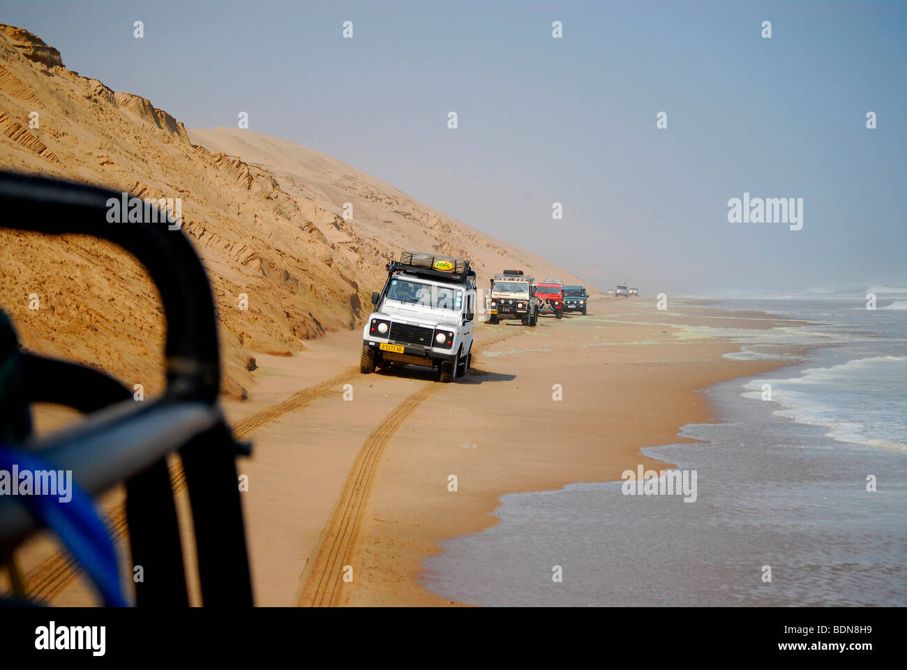 Jeeps während einer Safari Dünen in der Nähe von Langewand am Atlantik, Conception Bay Diamanten Sperrgebiet, Namibia, Afrika Stockfoto