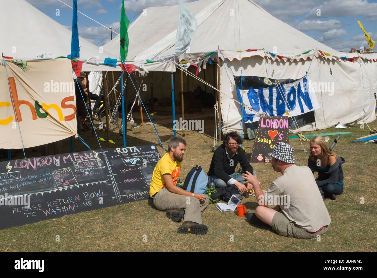 Camp for Climate Action UK 2000s 2009 Blackheath Common South London. Leute im Gespräch HOMER SYKES Stockfoto