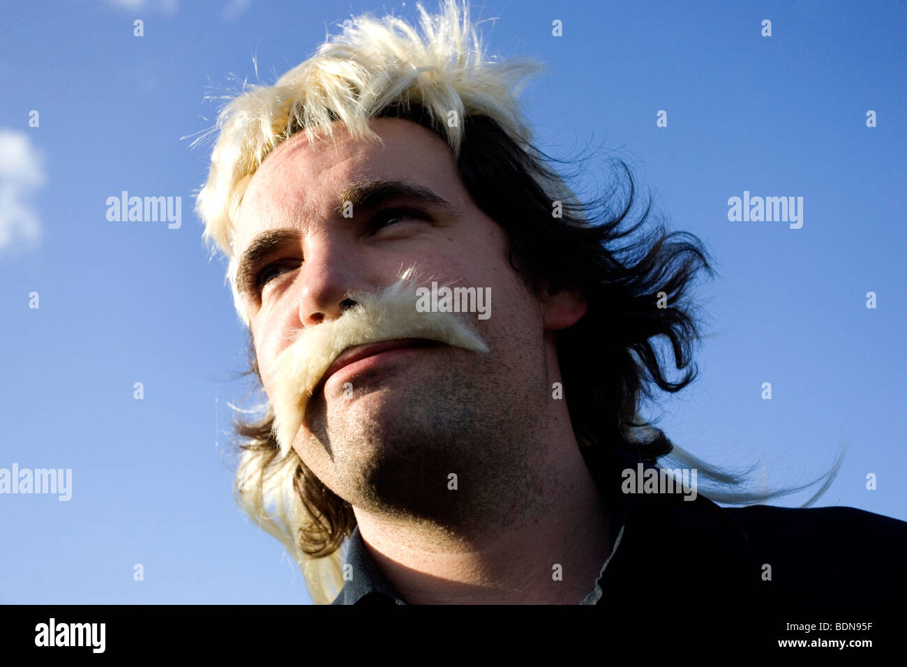 Mann im Bild trägt eine helle blonde Perücke, während einer Crick match bei Sussex Cricket Clubs Heimstätte in Hove, Sussex, UK. Stockfoto