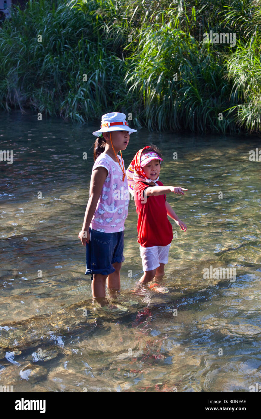 Jungen koreanischen Schwestern am Fluss Cheonggyecheon in Seoul Südkorea Stockfoto