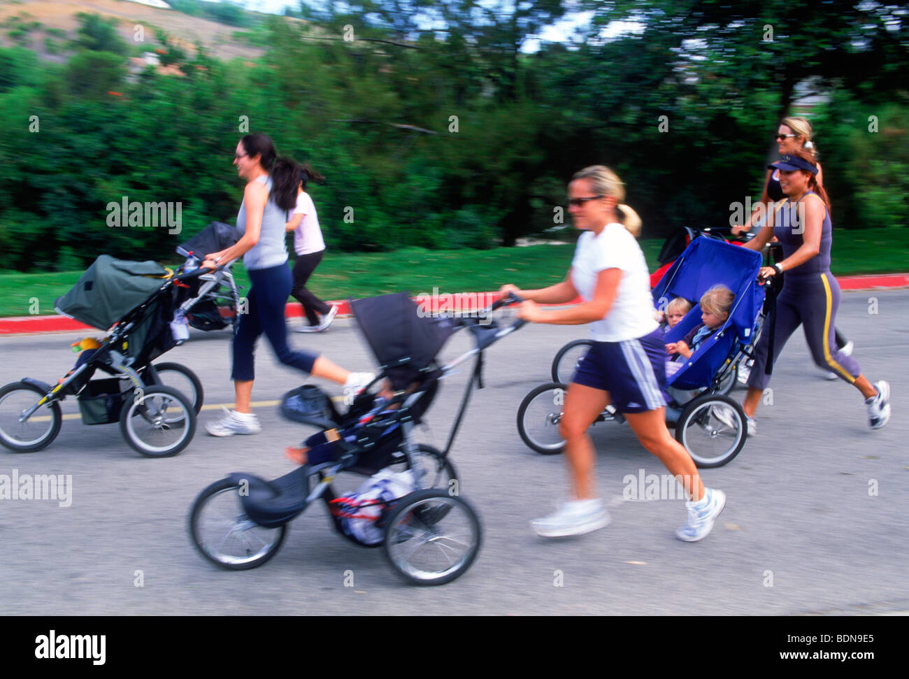 Gruppe von Müttern mit Kinderwagen in Kalifornien Stockfoto