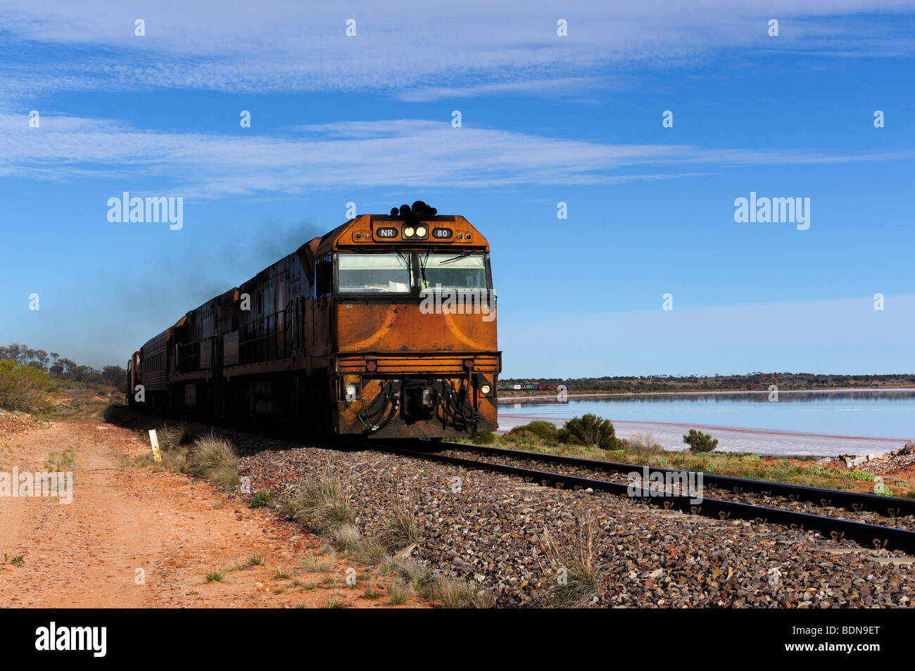 Zug geht auf der Linie in der Nähe von Lake Hart, direkt an der Stuart Highway, South Australia Stockfoto