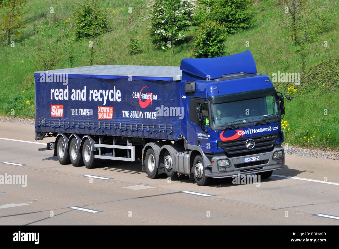 M25 Autobahn Zeitung recycling artikuliert Anhänger LKW Stockfoto M25 Autobahn Zeitung recycling artikuliert Anhänger LKW Stockfoto