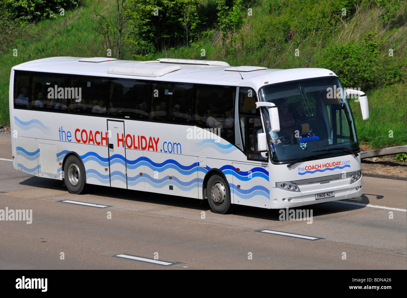 M25 Autobahn Urlaub Trainer mit Internet-Website-Namen Stockfoto M25 Autobahn Urlaub Trainer mit Internet-Website-Namen Stockfoto