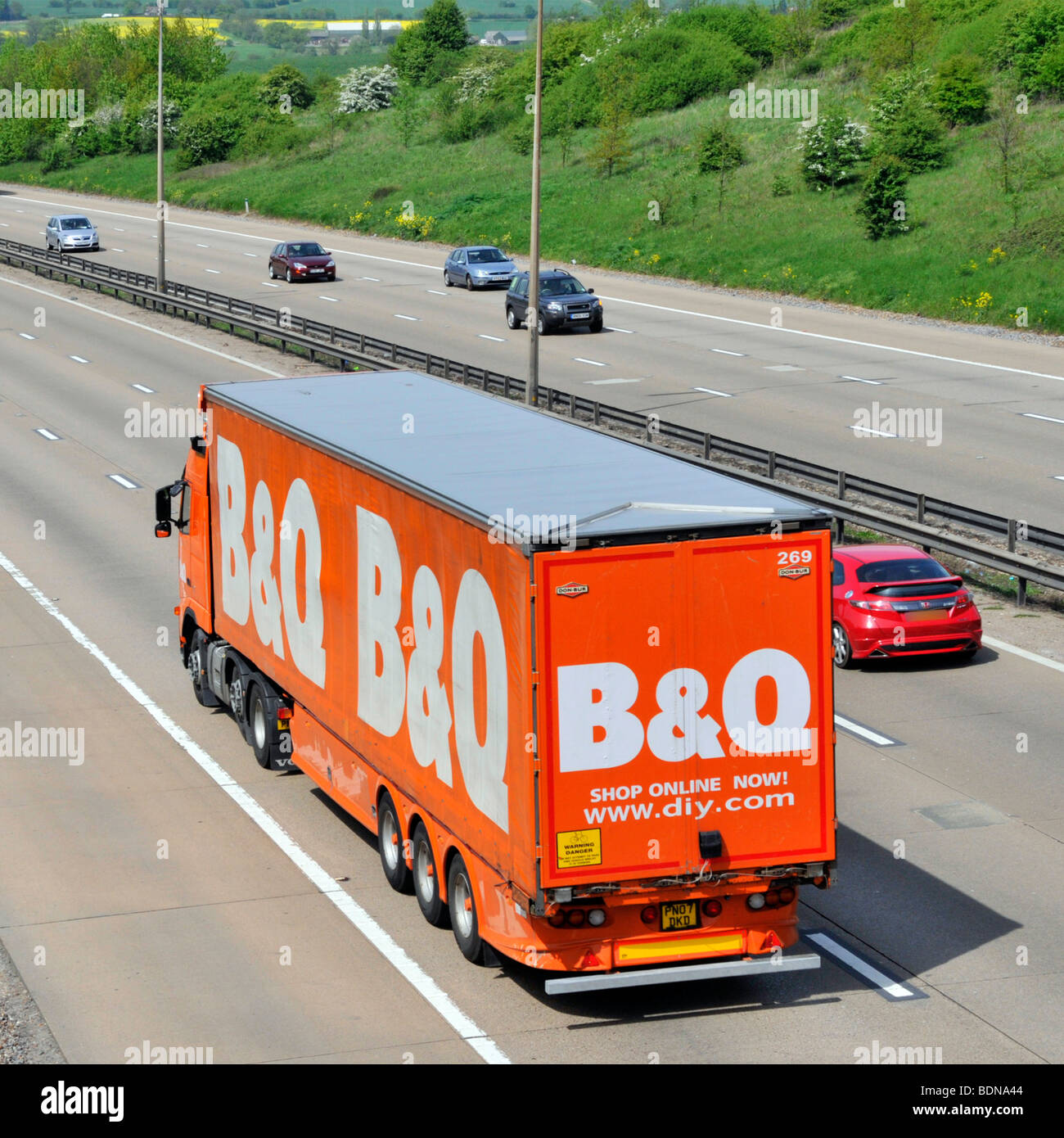 B & Q DIY Einzelhandel & Handel Bauherren Händler Geschäft Lieferkette Store Lieferung lkw LKW LKW LKW LKW-LKW & Seitenvorhang Anhänger Marke Logo auf der britischen Autobahn Stockfoto