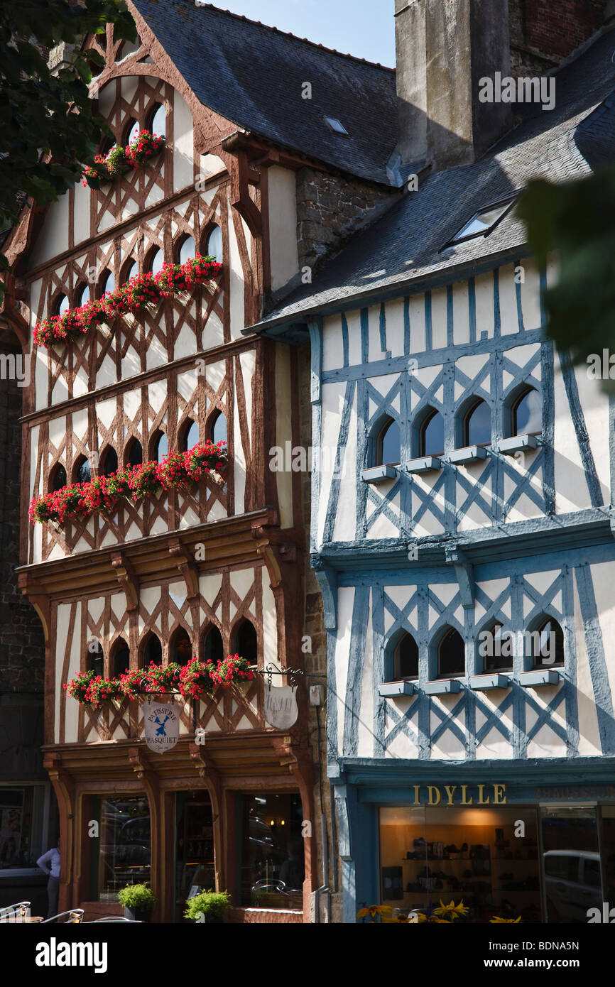 Mittelalterliche Fachwerkbauten auf dem Hauptplatz, Guingamp, Bretagne, Frankreich Stockfoto
