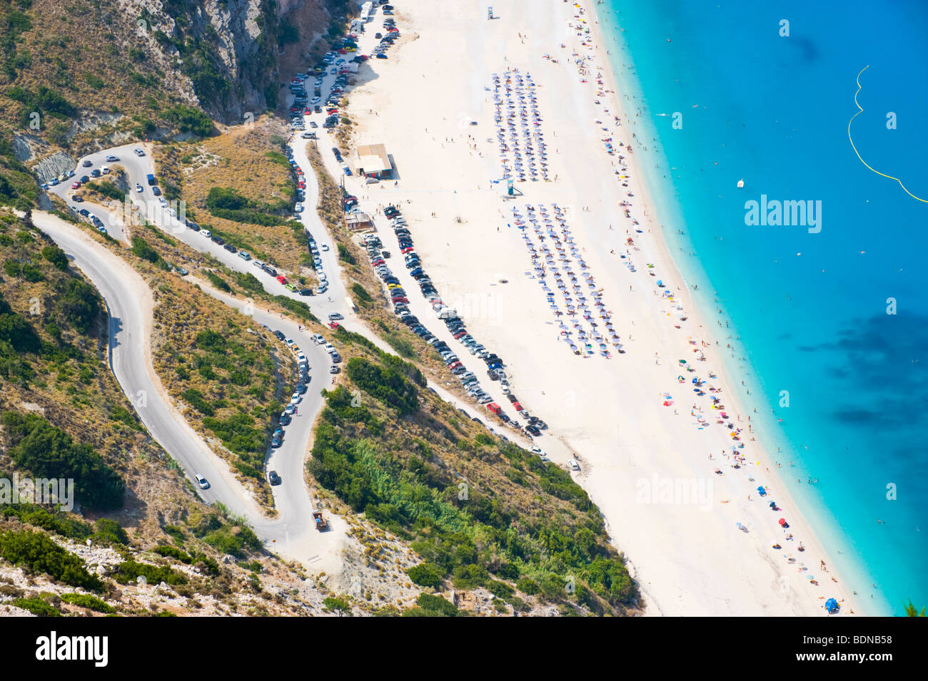 Blick über malerische ikonischen weiße Kiesel Myrtos Strand auf der griechischen Mittelmeer Insel von Kefalonia Griechenland GR Stockfoto