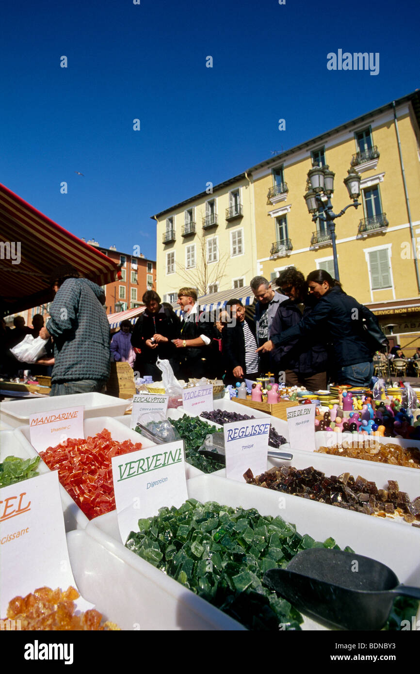 CAndy verkauft auf dem Cours Saleya Markt in Nizza Alpes-MAritimes 06 Cote d ' Azur französische Riviera PACA Frankreich Europa Stockfoto