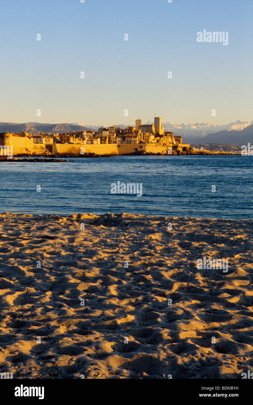 Der Strand von La Salice und die malerische Stadt Antibes in einem Wintermorgen Stockfoto