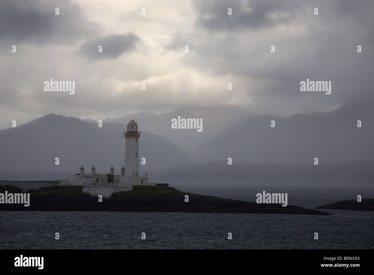 Robert Stevenson Lismore Leuchtturm und Schottlands höchsten Berge im Sturm von Oban nach Craignure Fähre, Vereinigtes Königreich. Stockfoto