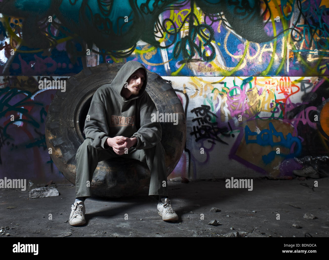 Junger Kerl in Graffiti-Zimmer Stockfoto