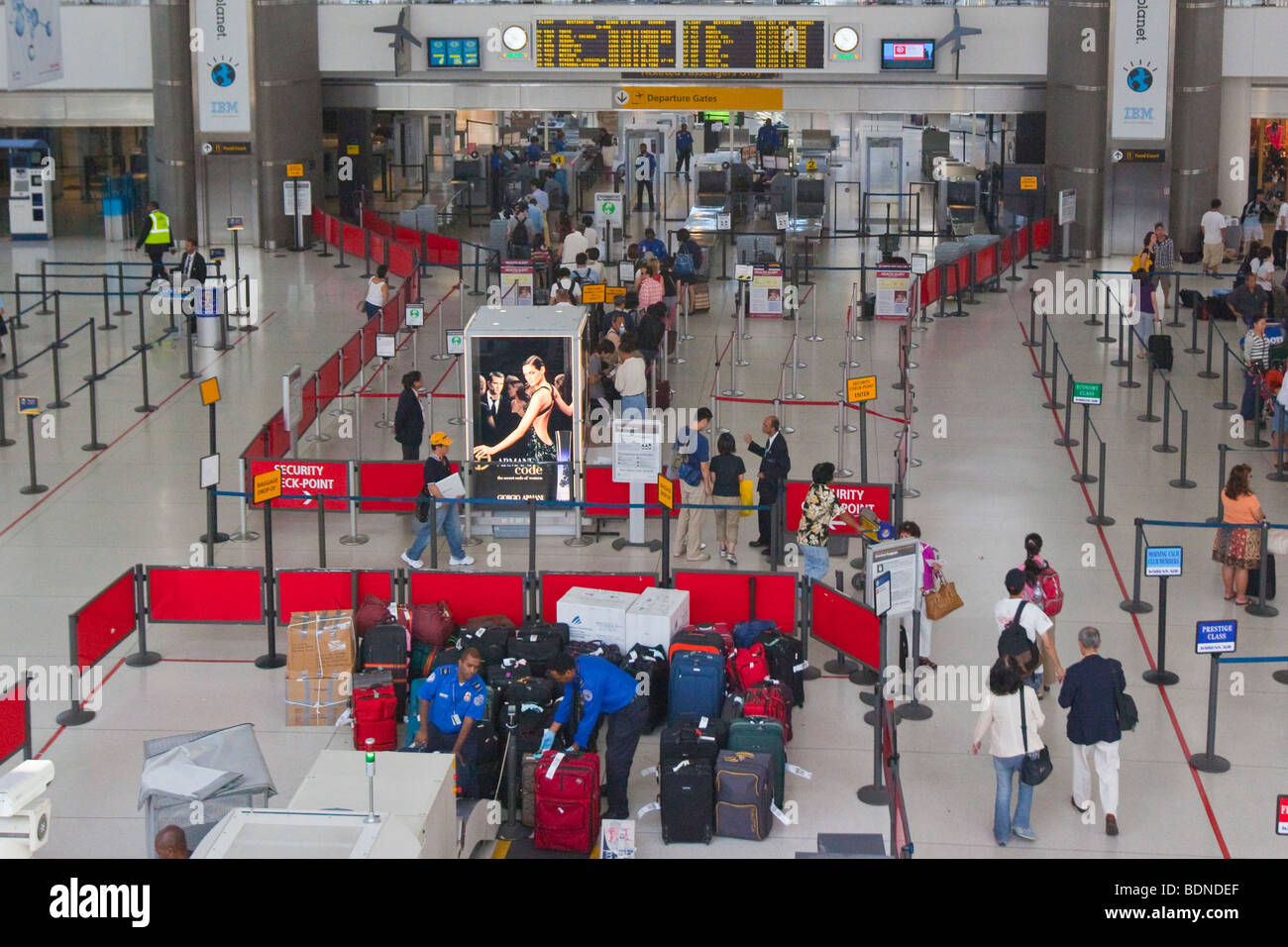 Sicherheit Prüfpunkt innen JFK International Airport in New York Stockfoto