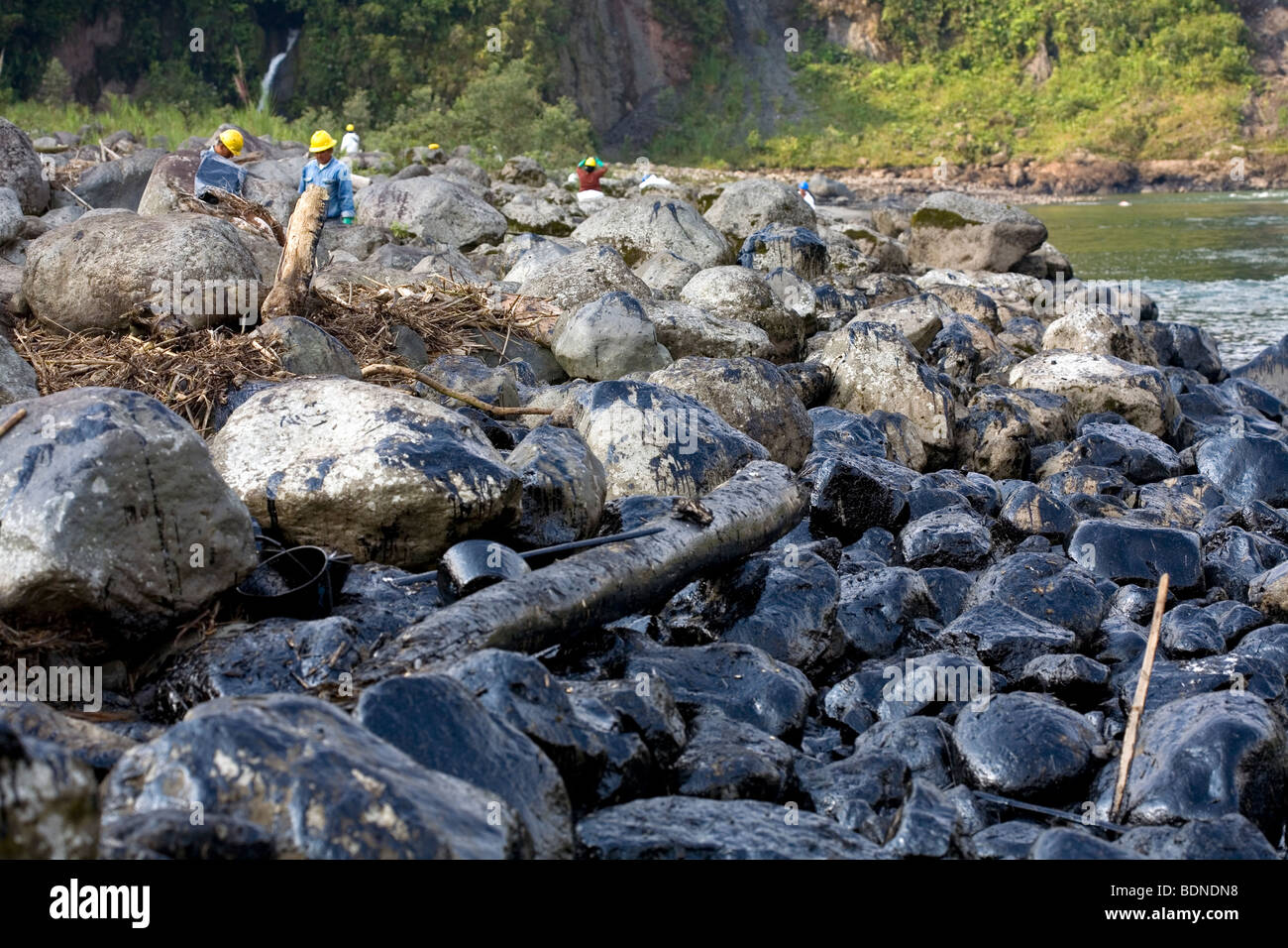 Geölte Felsen am Rand eines Amazonas Flusses nach einer Ölpest Stockfoto