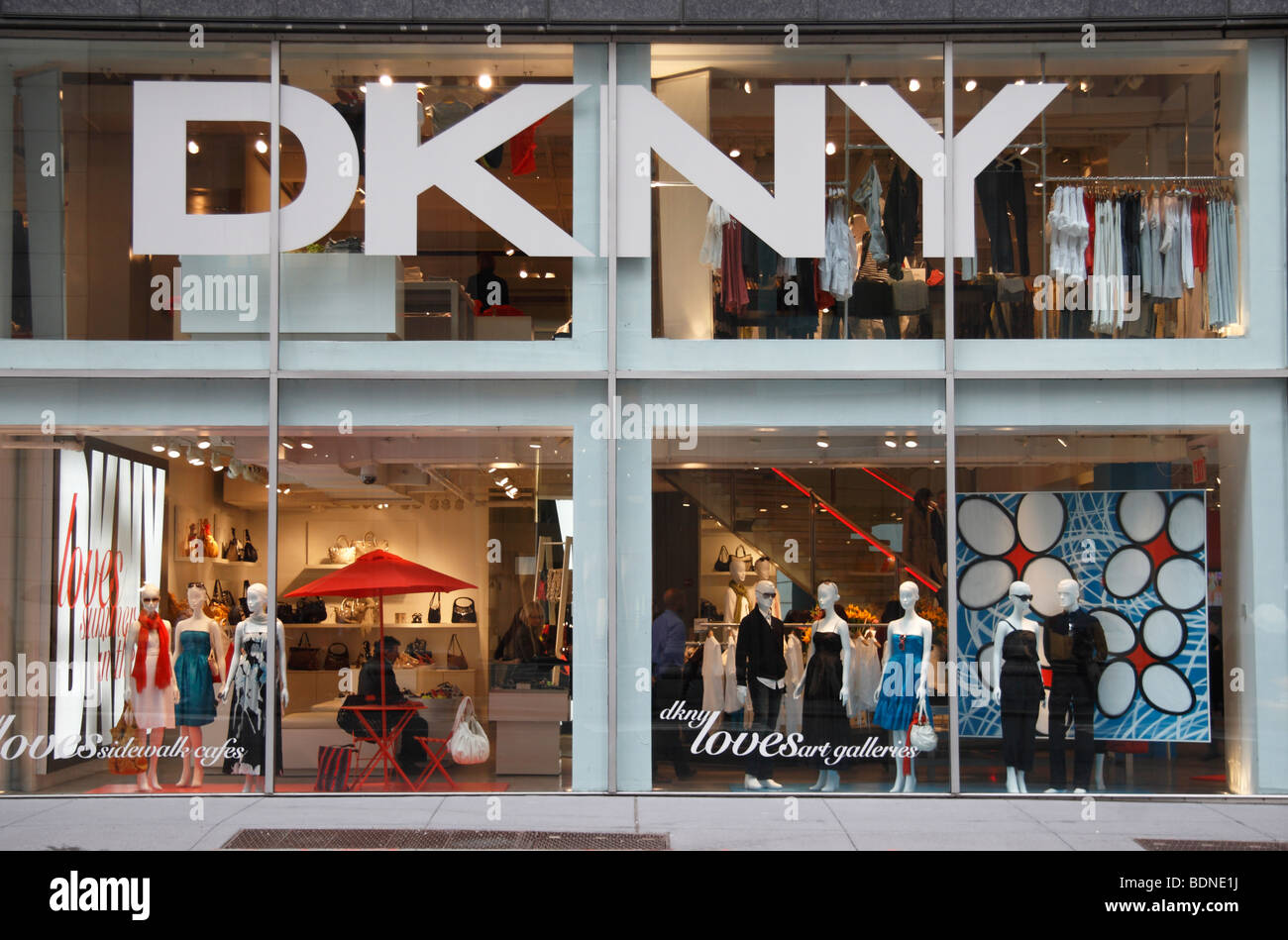 Die DKNY Fashion-Store, Madison Avenue, New York, Vereinigte Staaten von Amerika. Stockfoto