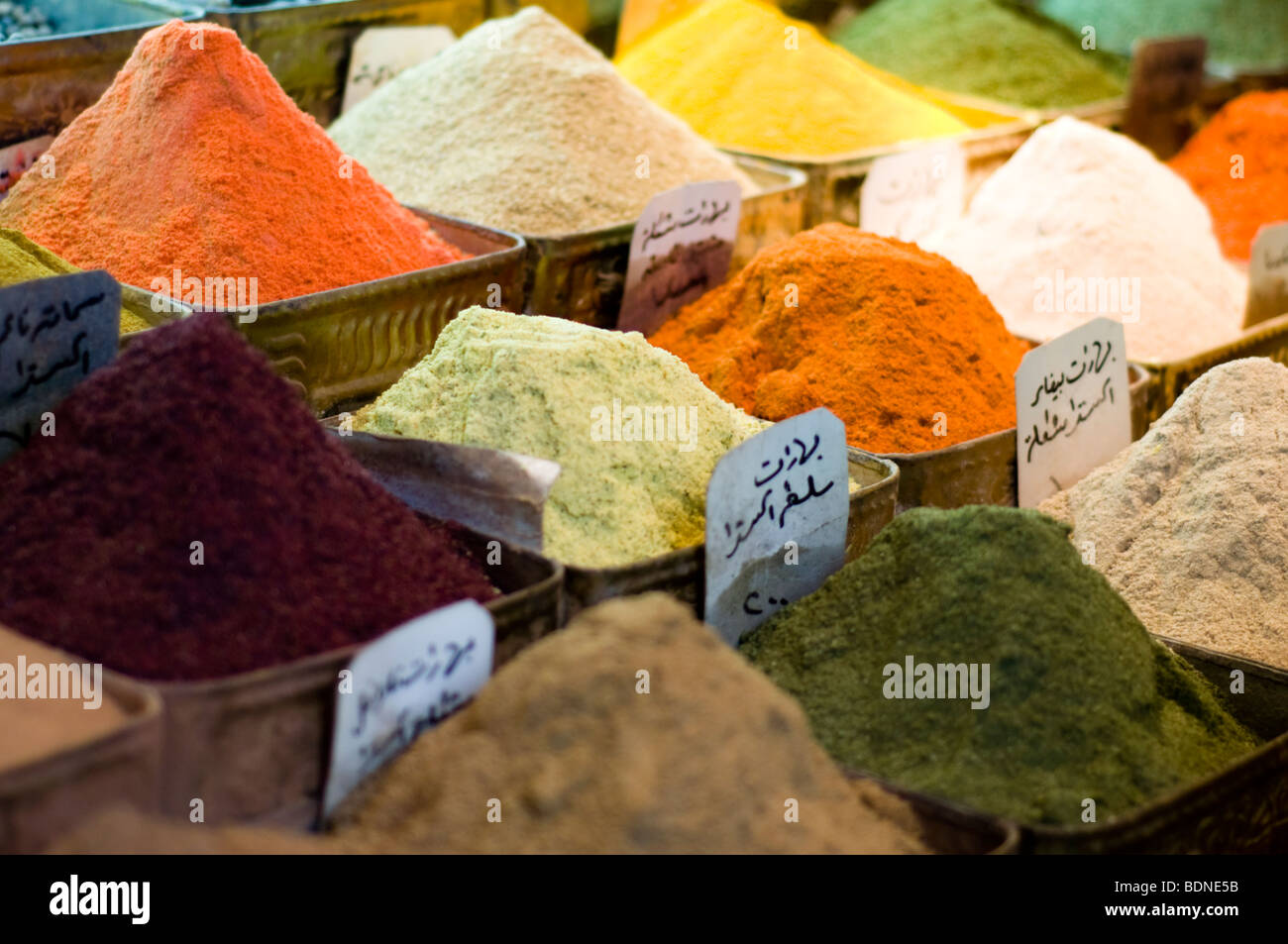 Bunte Gewürze, Kräuter und Gewürze auf dem Display in einem Lieferanten-Shop in den Souk El-Hamidiyeh (Markt) in Damaskus. Stockfoto