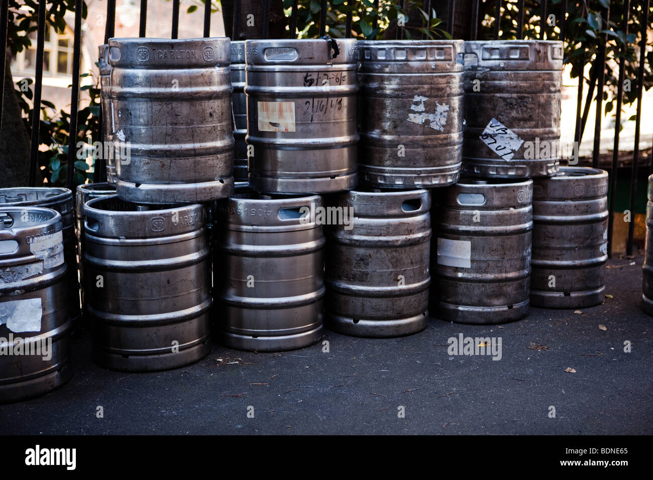 Leere Bierfässer warten auf Abholung Stockfoto
