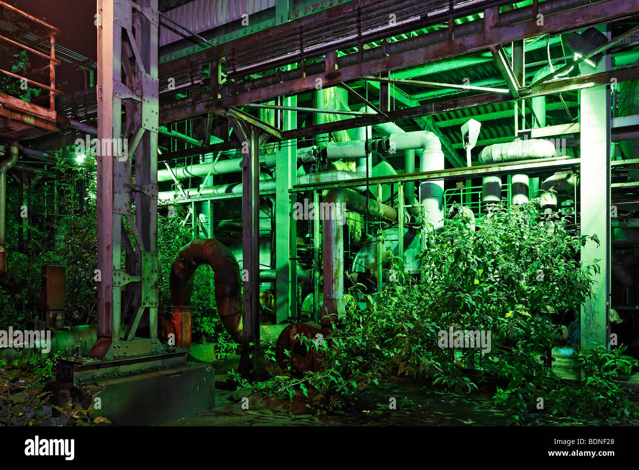 Stillgelegte Industrieanlagen, beleuchtet, Landschaftspark Landschaftspark Duisburg-Nord, Meiderich, North Rhine-Westphalia, Deutschland Stockfoto