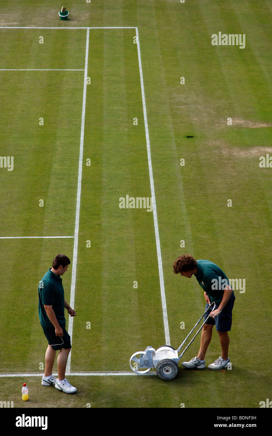 Die weißen Linien auf den äußeren Plätzen sind vor dem Spiel während der 2009 Wimbledon Tennis Championships gemalt. Stockfoto