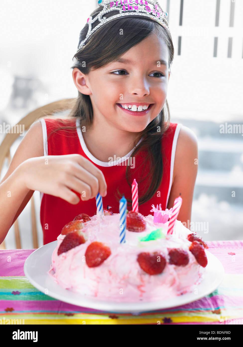 Tiara geburtstagstorte -Fotos und -Bildmaterial in hoher Auflösung – Alamy