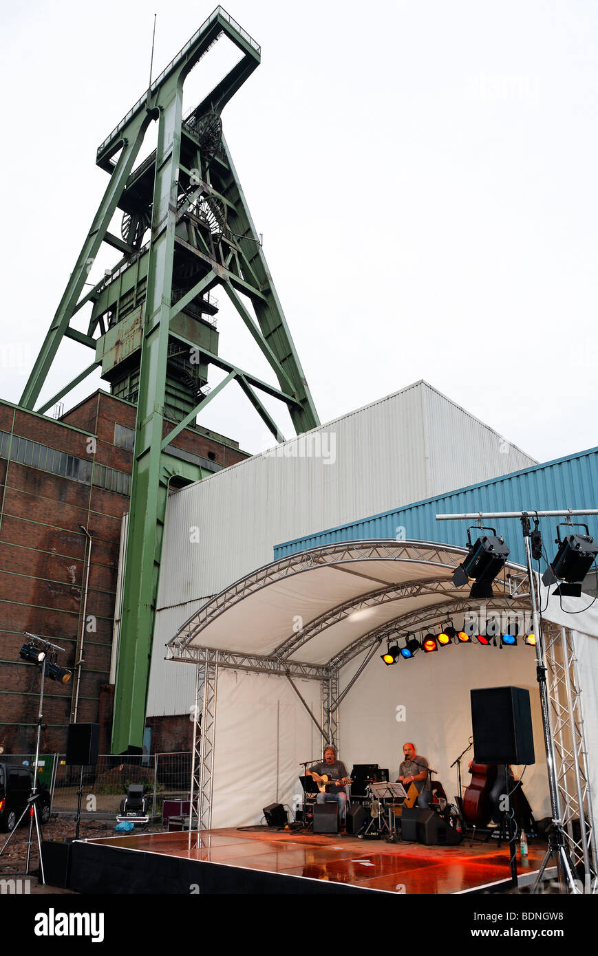 Förderturm und Bühne mit Musikern, ExtraSchicht 2009 Festival, stillgelegte mine Zeche Lohberg, Dinslaken, Ruhrgebiet Region, noch Stockfoto