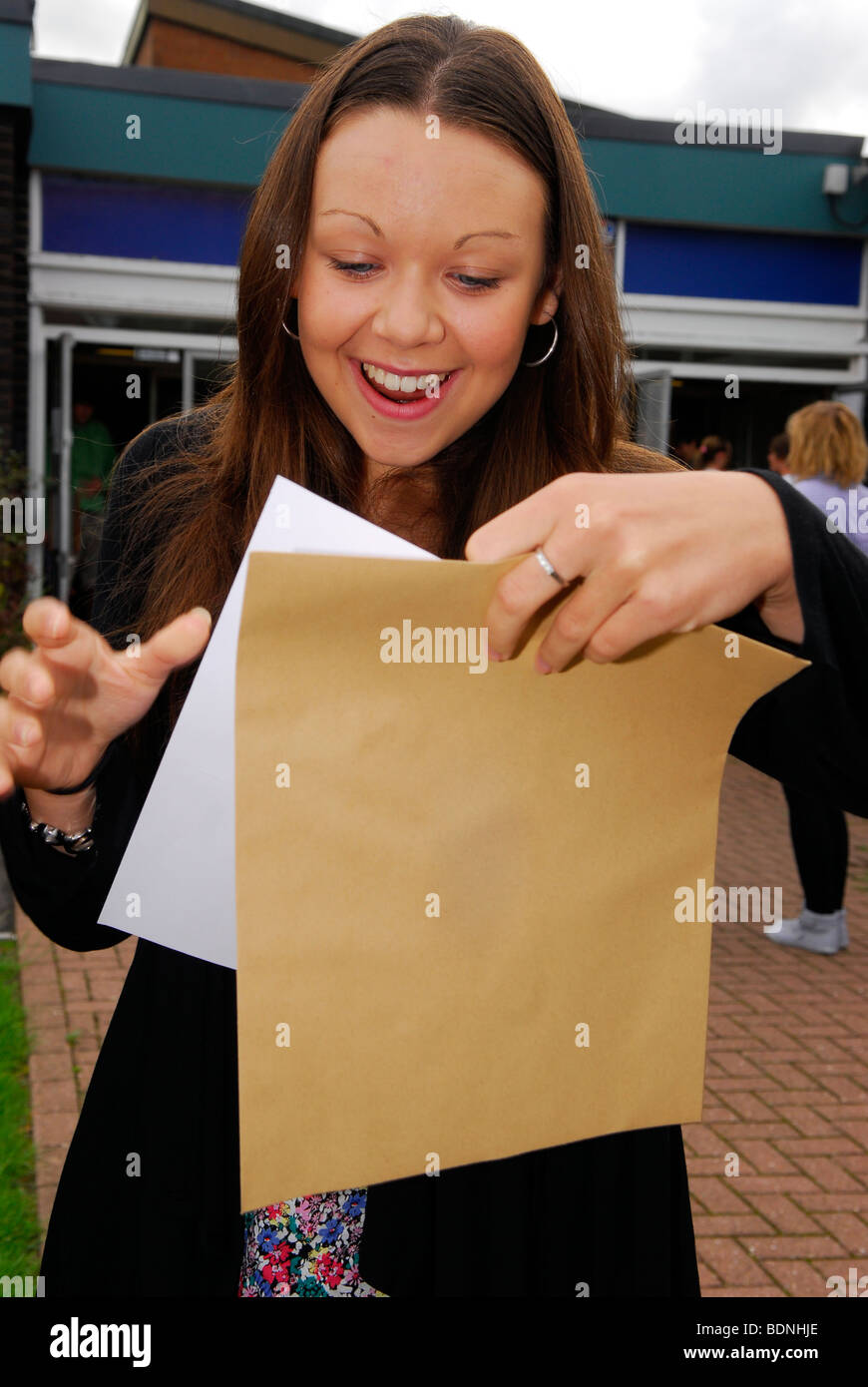 Glückliche Schüler mit ihren erfolgreichen 2009 GCSE Prüfung ergibt, Farnham, Surrey, UK. Stockfoto