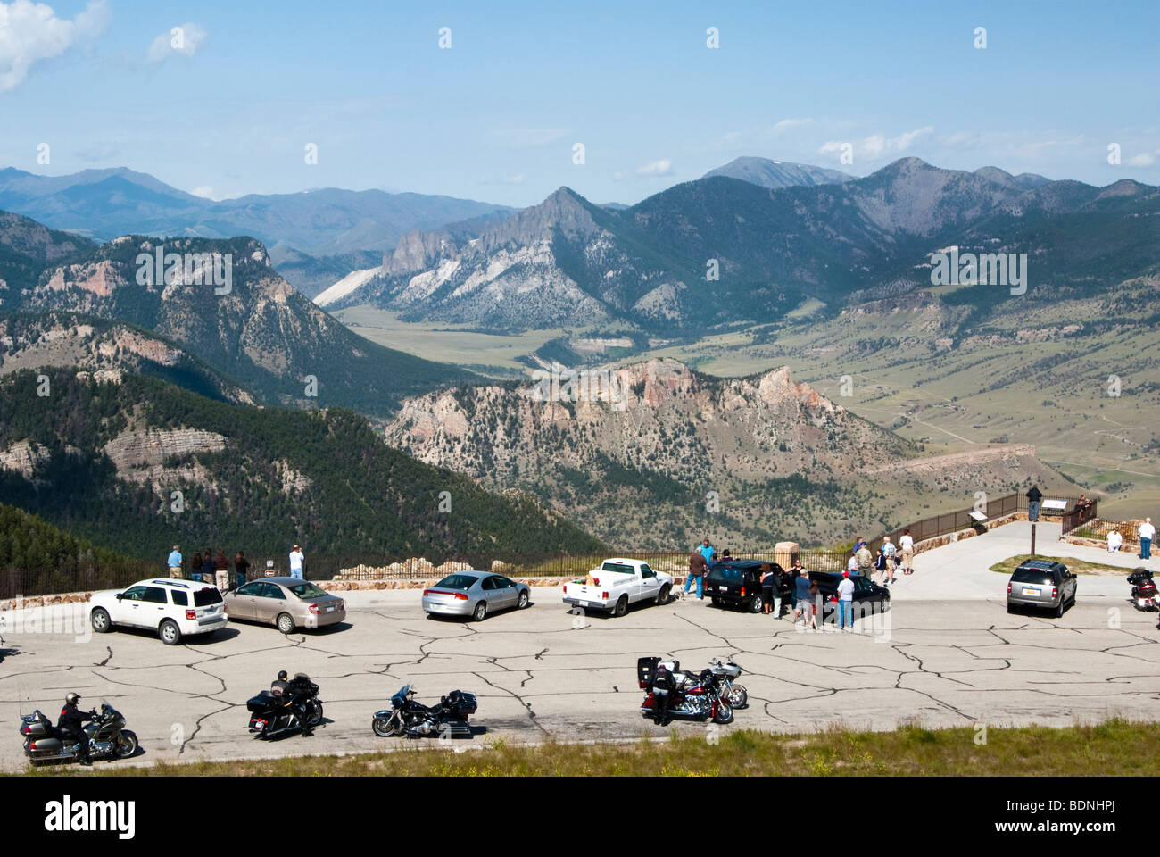 Touristen auf der Toten Indianer übersehen entlang der Chief Joseph Scenic Byway in Wyoming Stockfoto