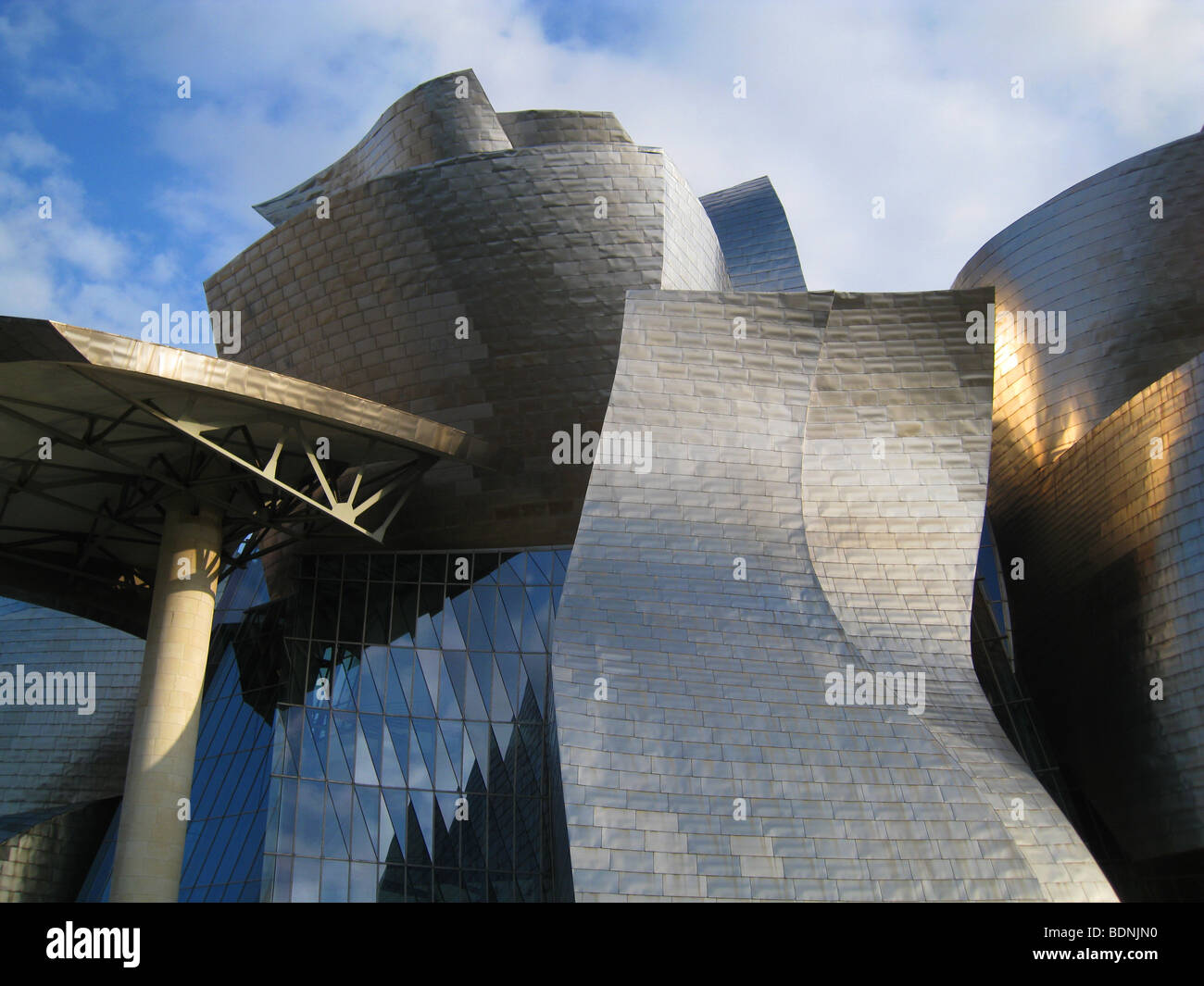 Außenansicht des Guggenheim Museums für moderne und zeitgenössische Kunst, entworfen von Frank Gehry, in Bilbao, Baskenland, Nordspanien Stockfoto