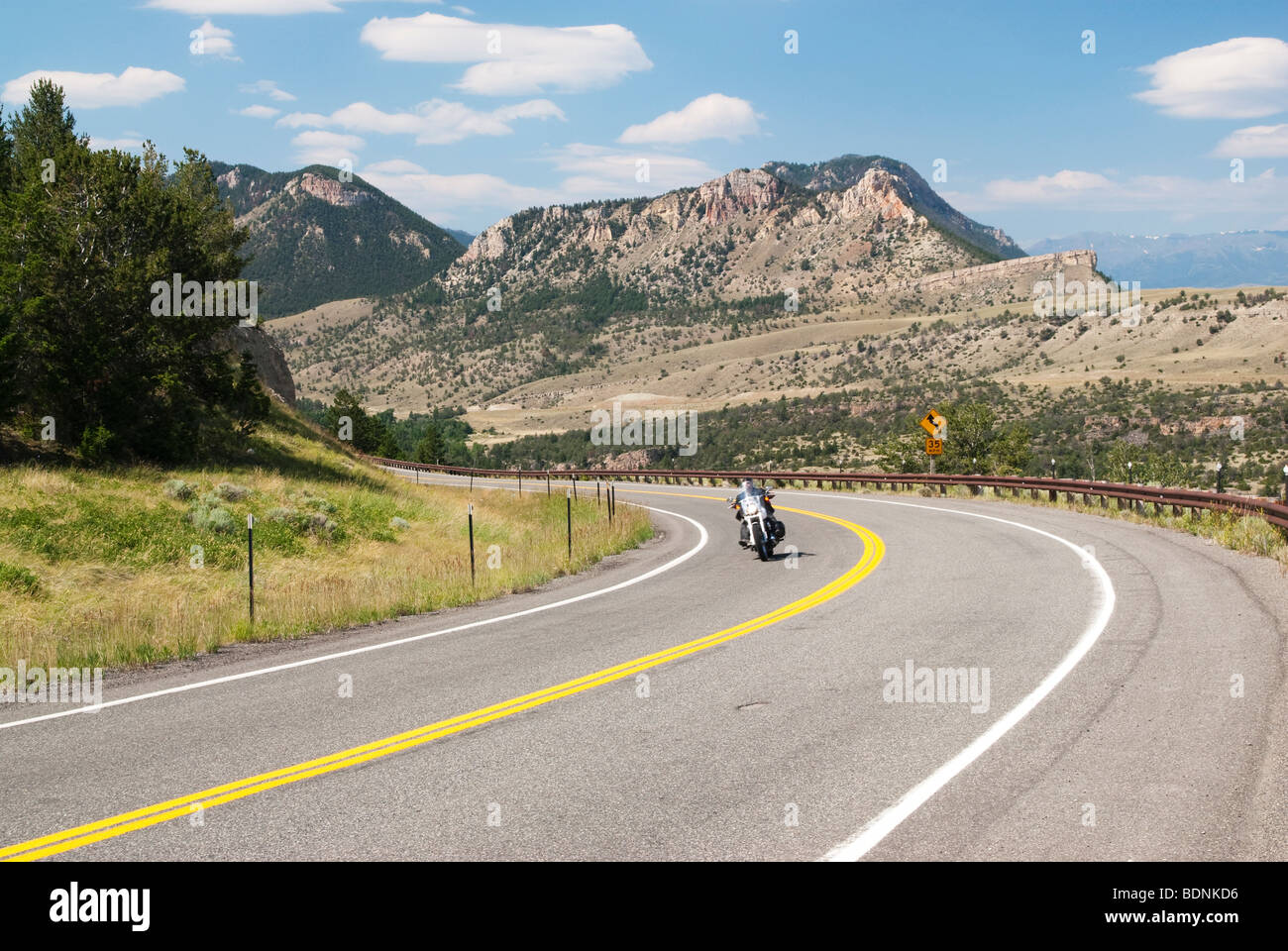 Motorradfahrer auf der Chief Joseph Scenic Byway in Wyoming Stockfoto
