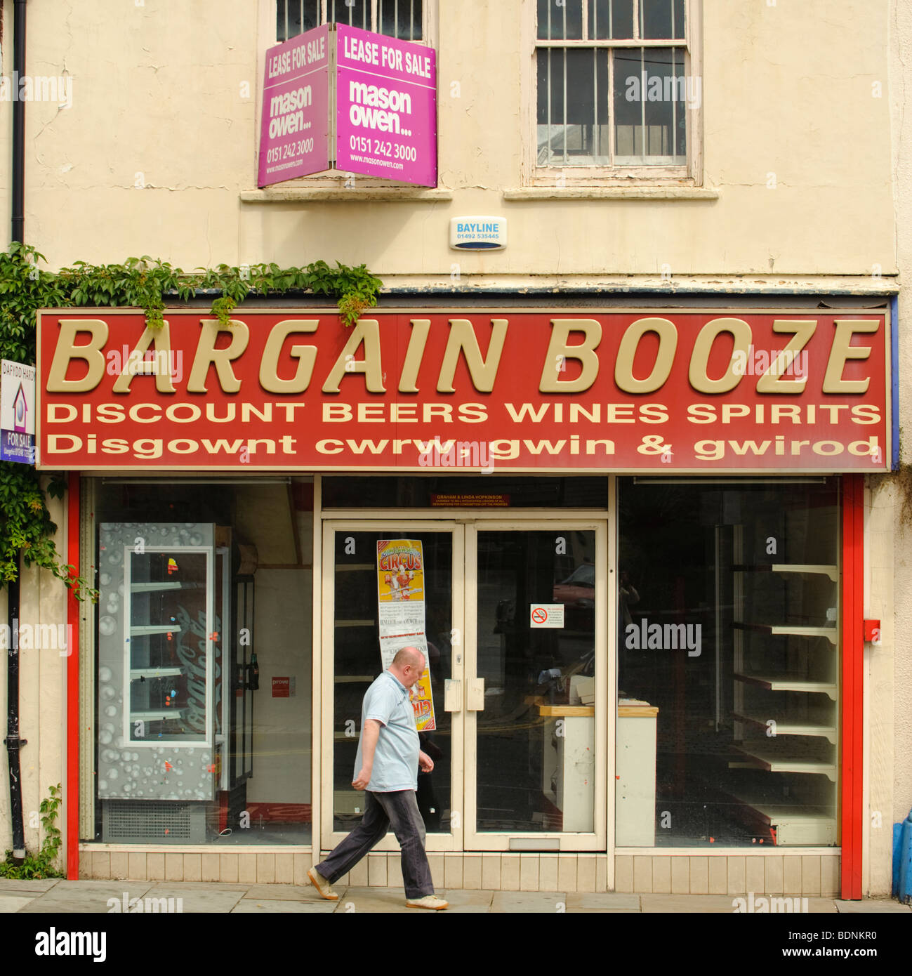Schnäppchen Sie Booze Spirituosengeschäft Shop, geschlossene und für Verkauf, Llangefni, Anglesey North Wales UK Stockfoto