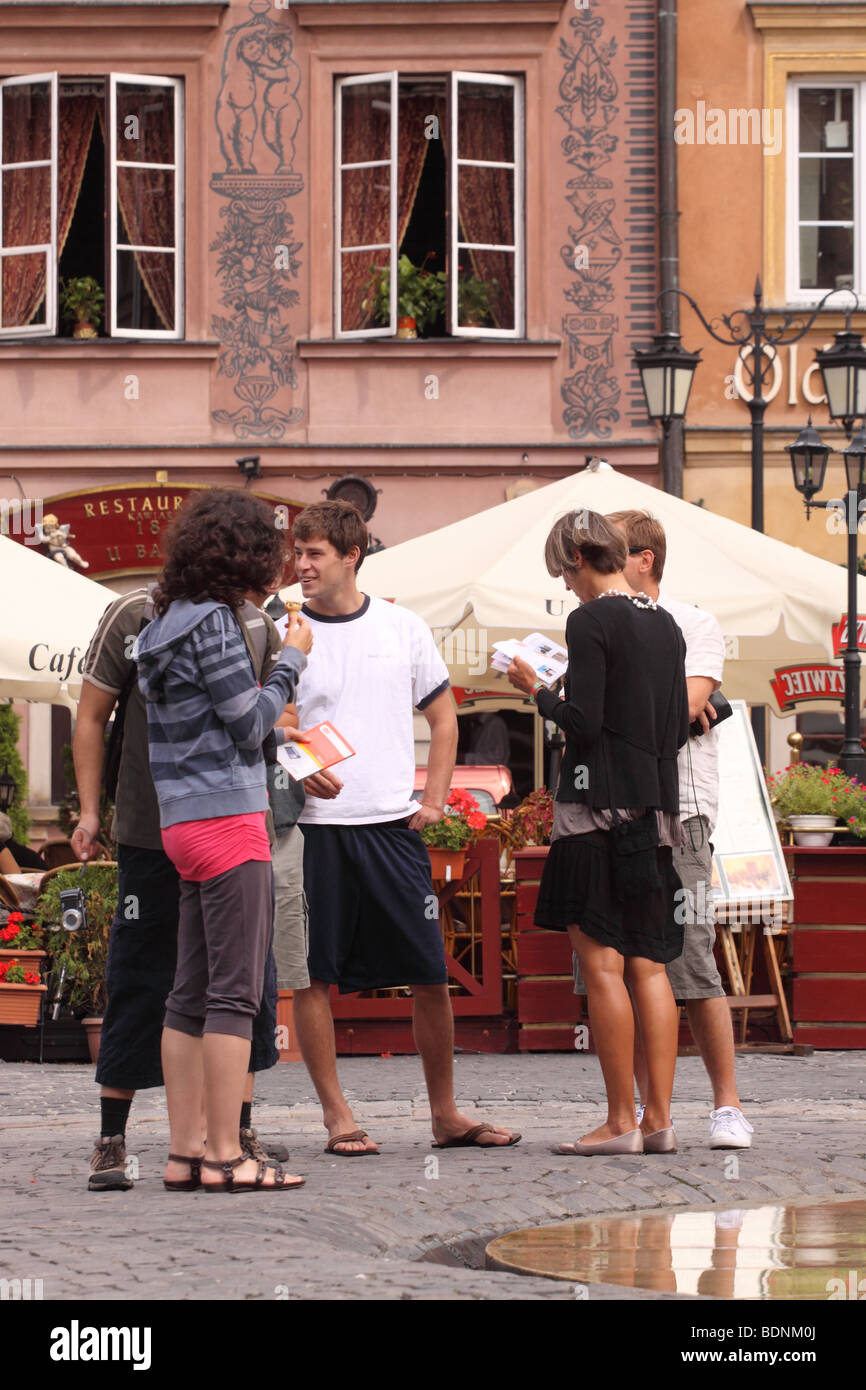 Warschau Polen junge Touristen in der Altstädter Ring mit Open-Air-Cafés - Stare Miasto Stockfoto