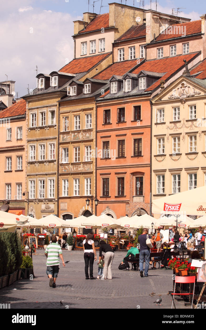 Warschau Polen Touristen in der Altstadt mit barocker Architektur Gebäude deckt und öffnen Luft Cafés - Stare Miasto Stockfoto