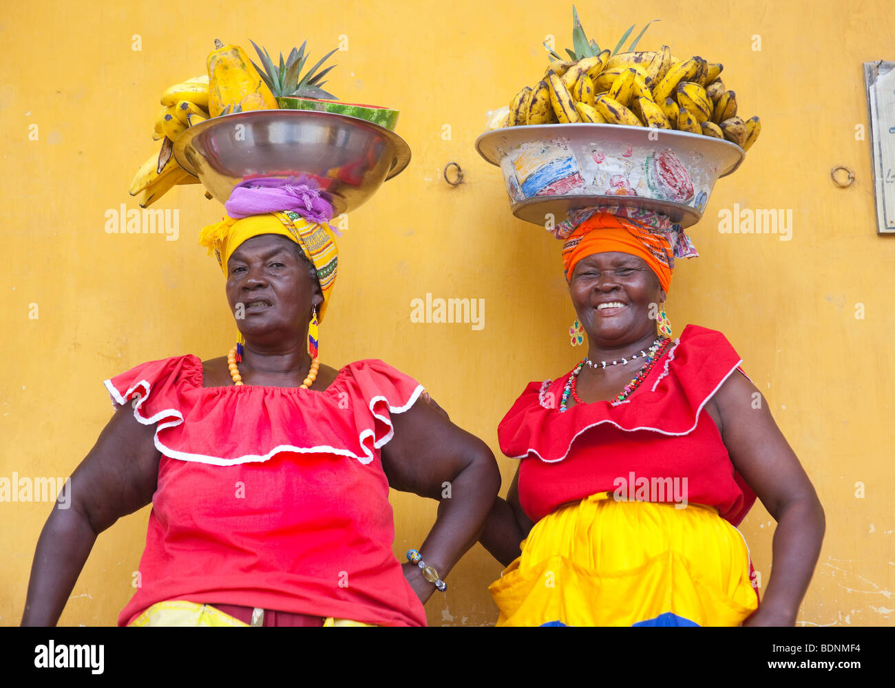 Porträt von zwei Palenqueras, die Obstschalen auf dem Kopf halten, Cartagena de Indias, Kolumbien. Stockfoto