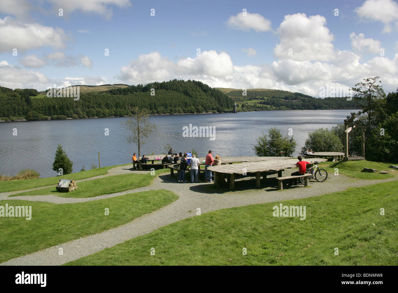 Bereich der Lake Vyrnwy, Wales. Gesamtansicht der Lake Vyrnwy mit einem öffentlichen Picknickplatz im Vordergrund. Stockfoto