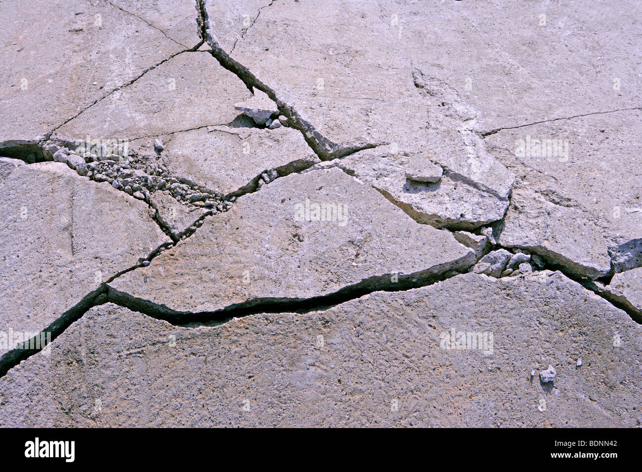 Risse in einem Betonfundament Stockfoto