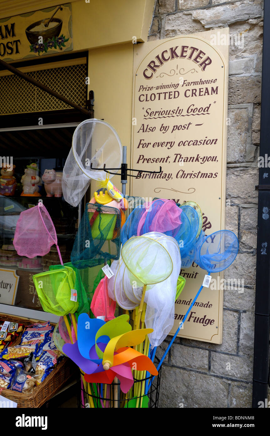 Fischernetze und Clotted Cream unterzeichnen Fore Street Bier Devon Stockfoto