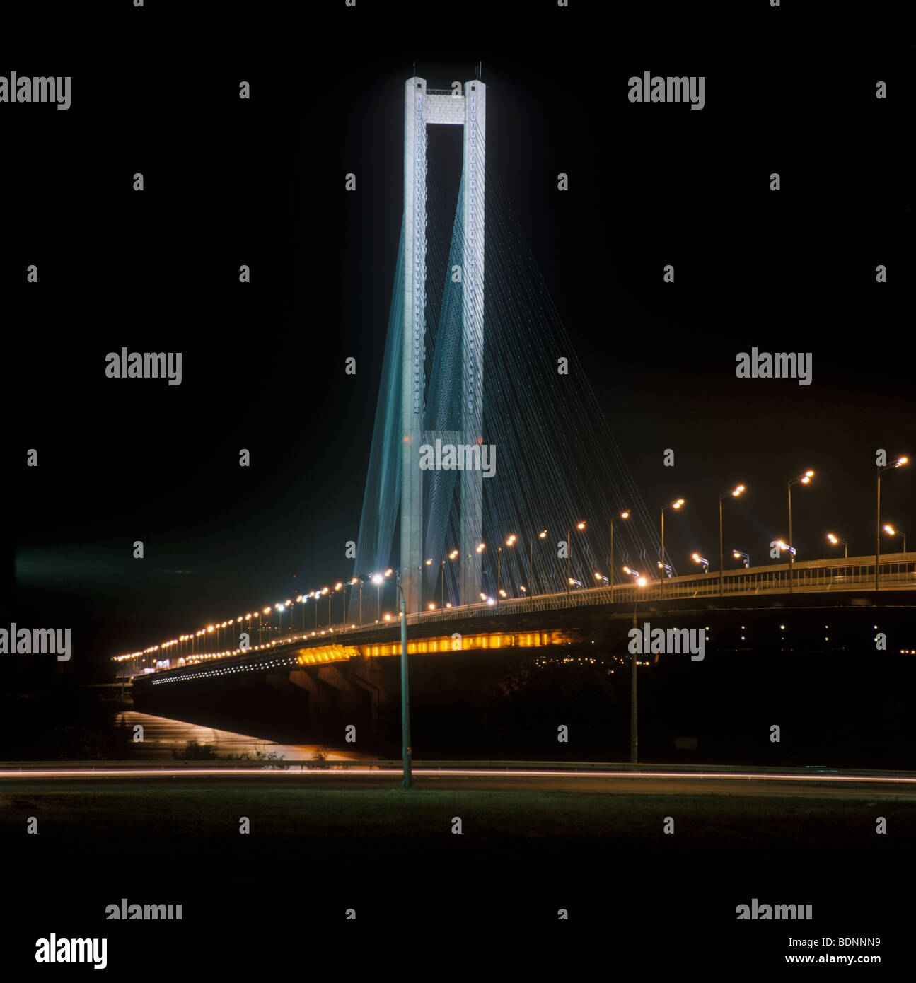 Bescheiden, am Abend mit der wunderschön beleuchteten Brücke auf dem Fluss erscheinen. Kiew, Ukraine Stockfoto