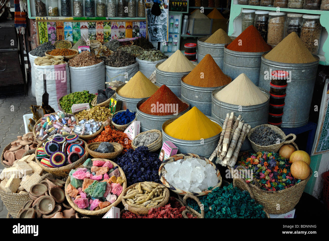 Kraut & Spice Stall oder Herbalist im Spice Market, Basar oder Souk, Marrakesch, Marokko Stockfoto