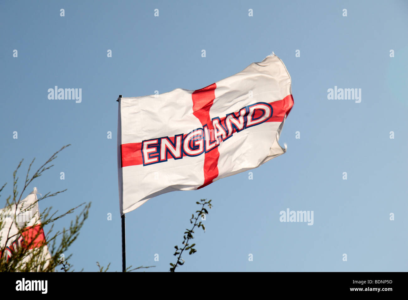 Ein Kreuz von St. George (England Fußball-Nationalmannschaft) Flagge in einer stetigen Brise in Hounslow, England. Stockfoto