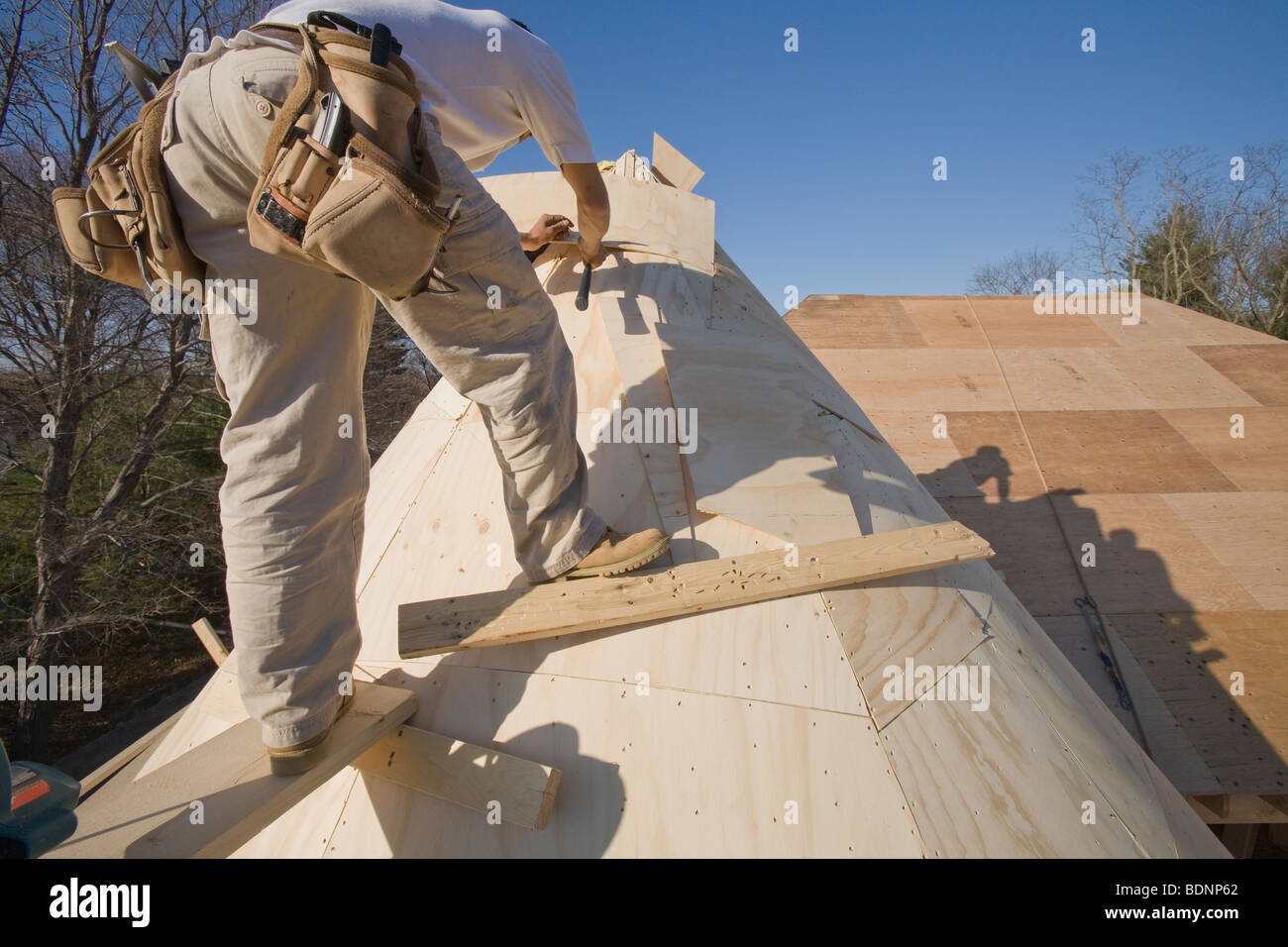 Tischler arbeiten auf dem Turm eines Hauses Stockfoto