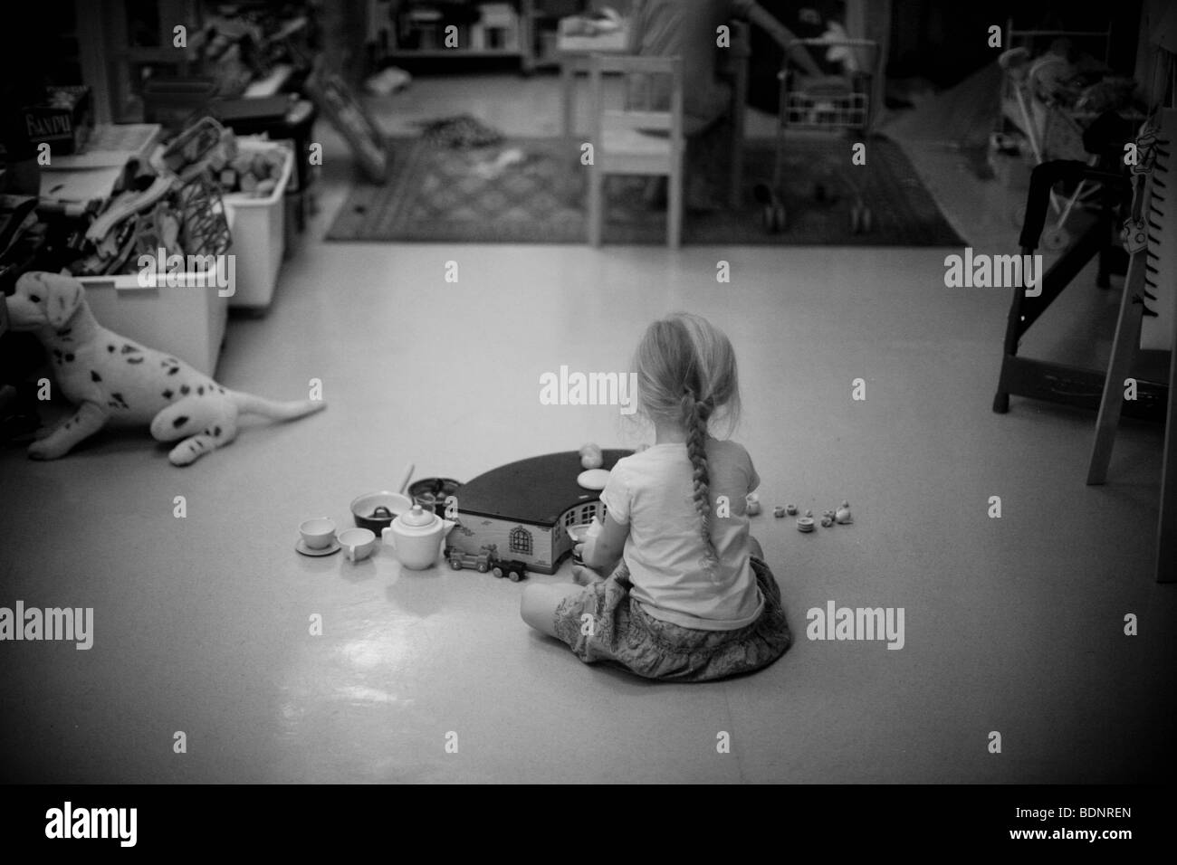 Rückansicht des Mädchen spielen mit Puppenhaus Stockfoto