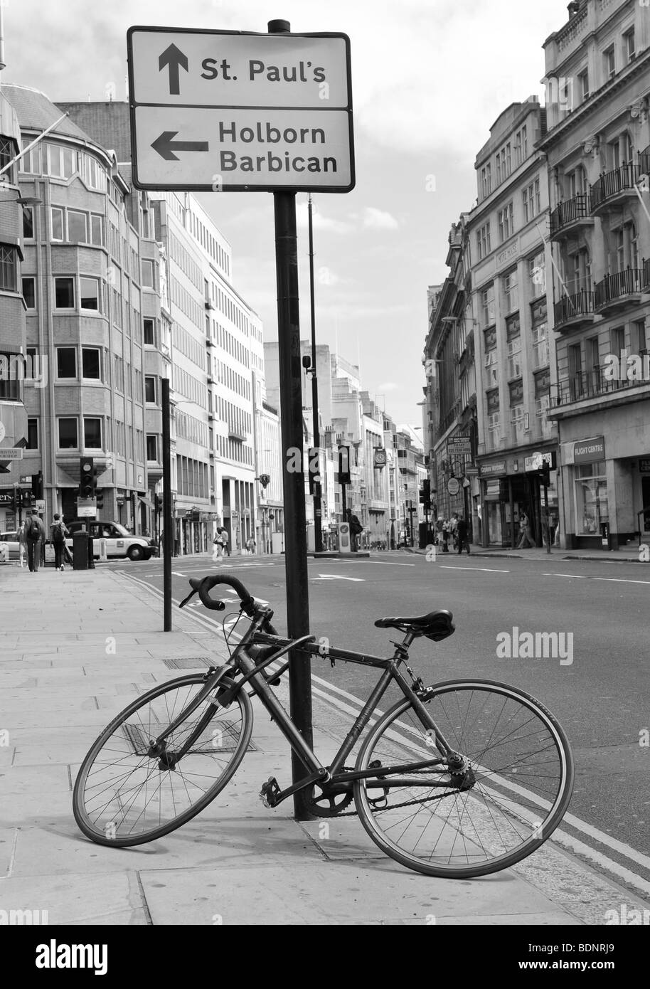 Fahrrad stehen auf der Straße in London England Stockfoto