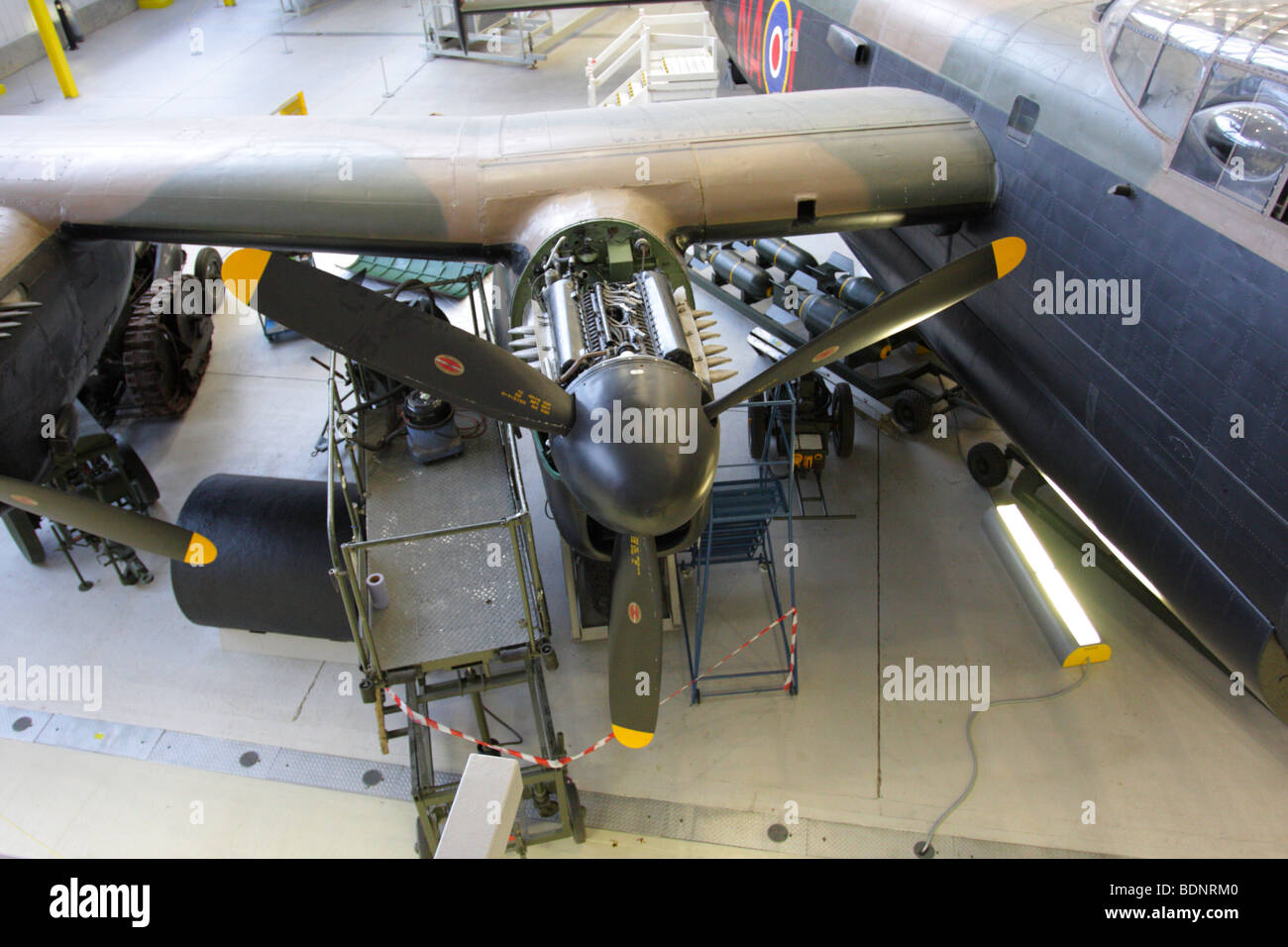 Mit der Motorverkleidung entfernt, im ersten Stock der Avro Lancaster, s Rolls Royce Motor, eine außergewöhnliche Kraftwerk. Stockfoto